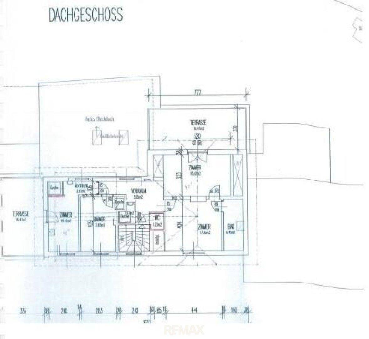 Grundriss des Dachgeschosses mit mehreren Zimmern, Bad, WC und einer großen Terrasse.
