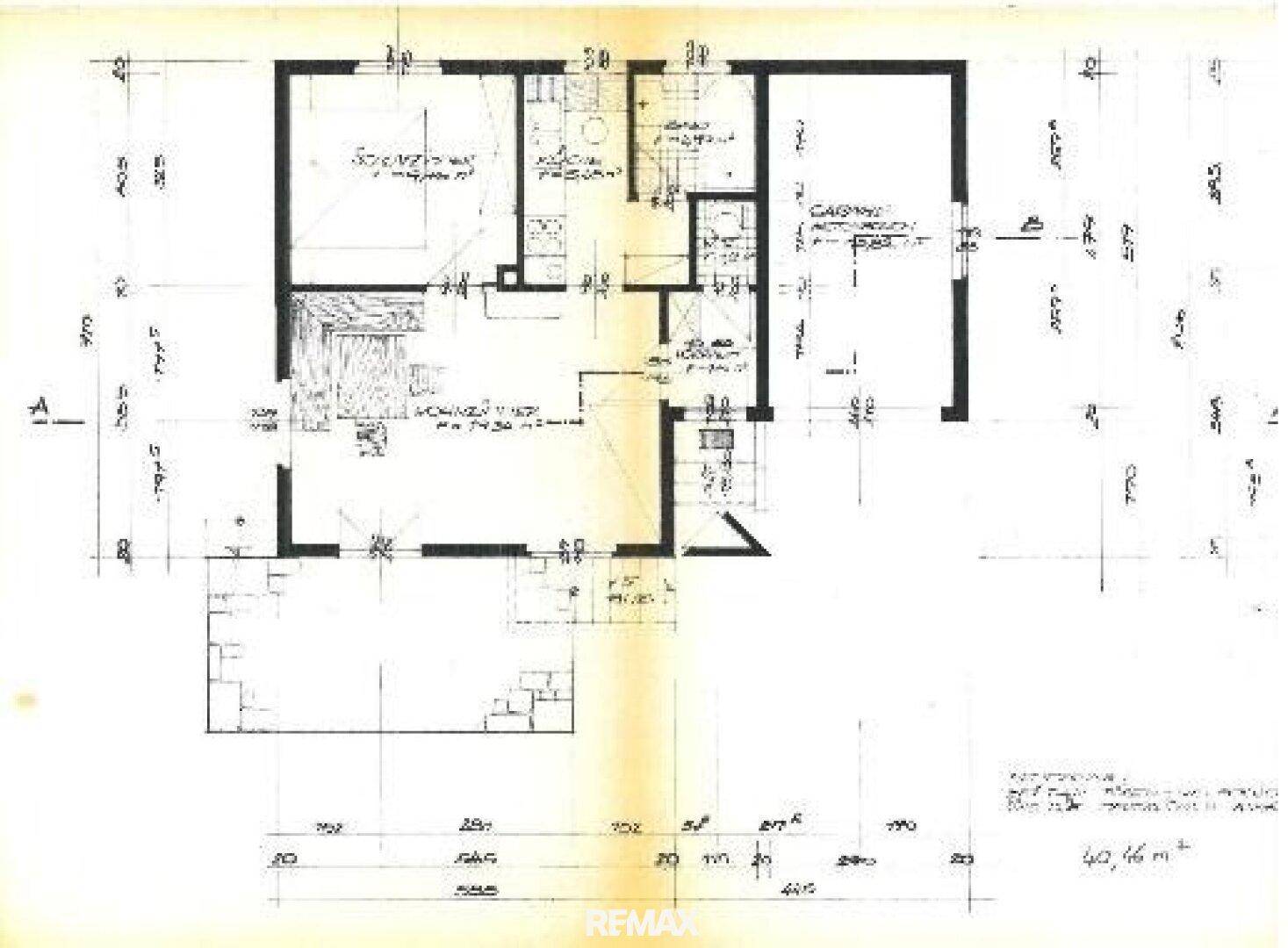 Handgezeichneter Grundriss des Erdgeschosses mit Raumaufteilung und Bemaßungen.