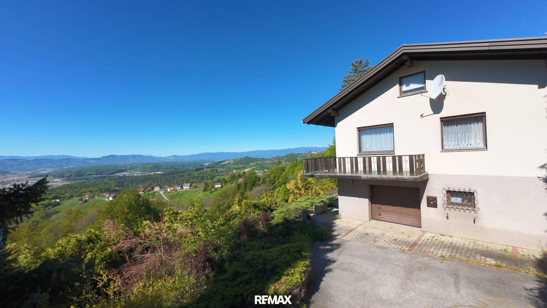 Haus mit Balkon und Garage, bietet einen weiten Panoramablick über die Landschaft.