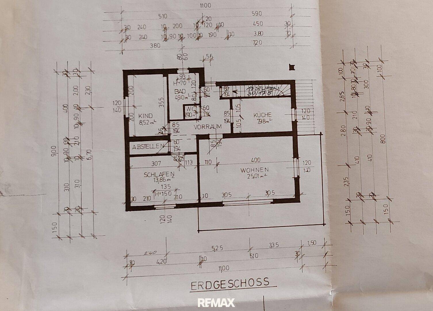 Grundriss des Erdgeschosses mit Wohnzimmer, Küche, Bad und Schlafzimmer.
