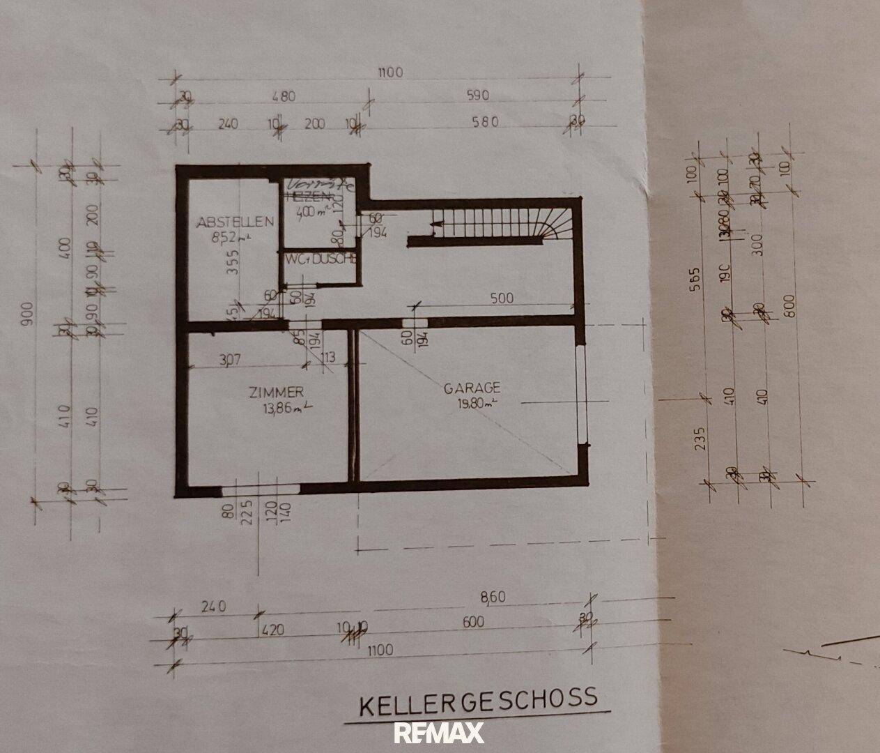 Grundriss des Kellergeschosses mit Zimmer, Abstellraum, WC und Garage.