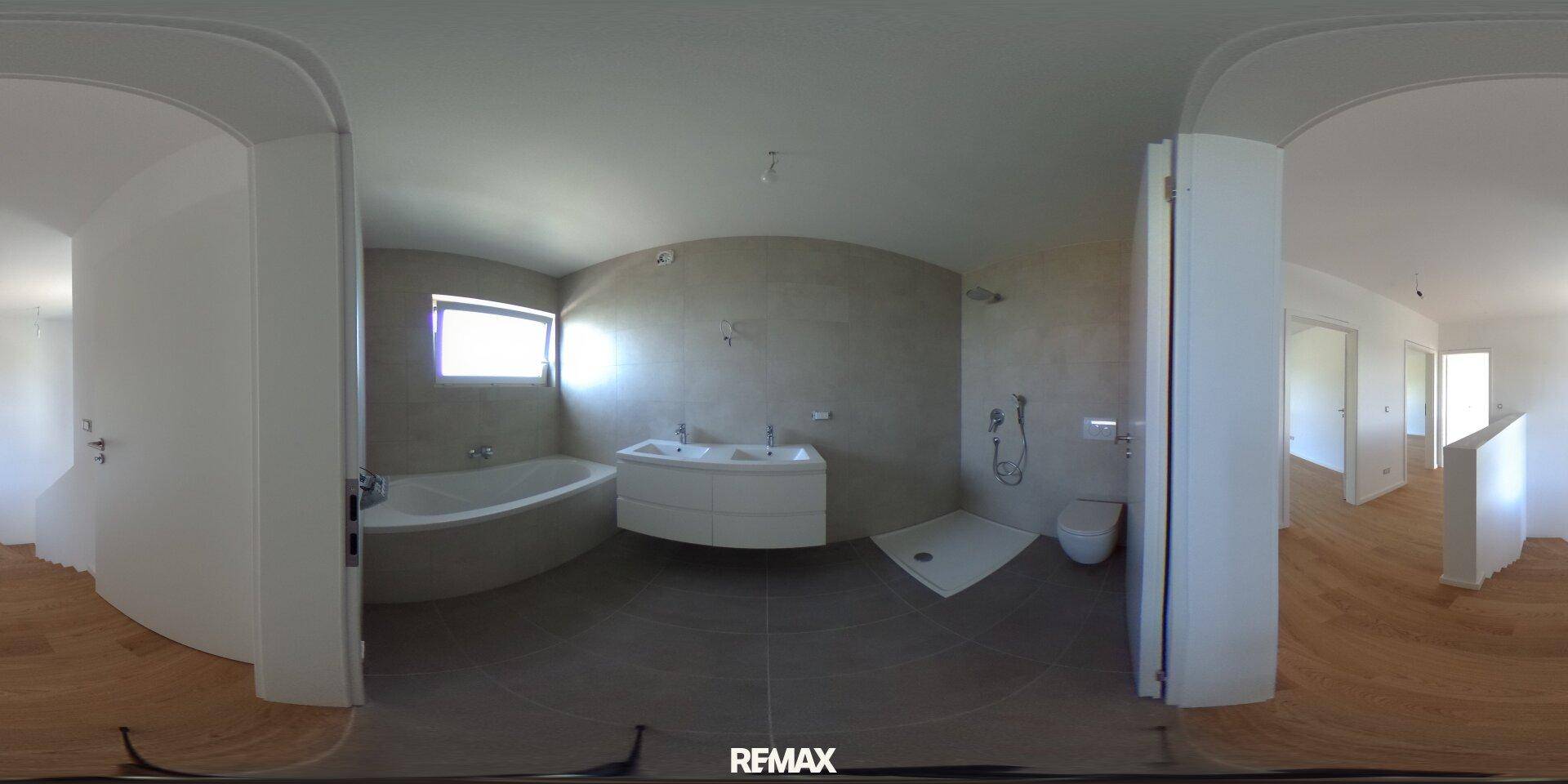 Modernes Badezimmer mit Doppelwaschbecken, Badewanne, Dusche und Fenster.