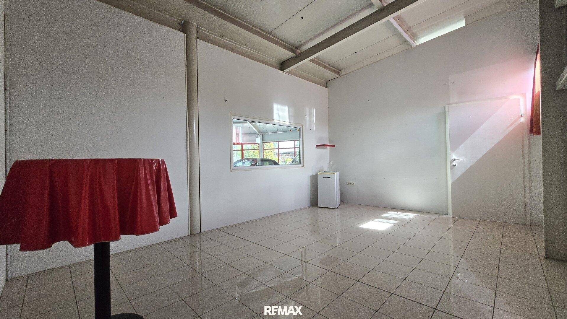 Flexible Gewerbefläche in Spielfeld – 330 m² Halle, 700 m² Freifläche, teilbar und bestens sichtbar - Mehr