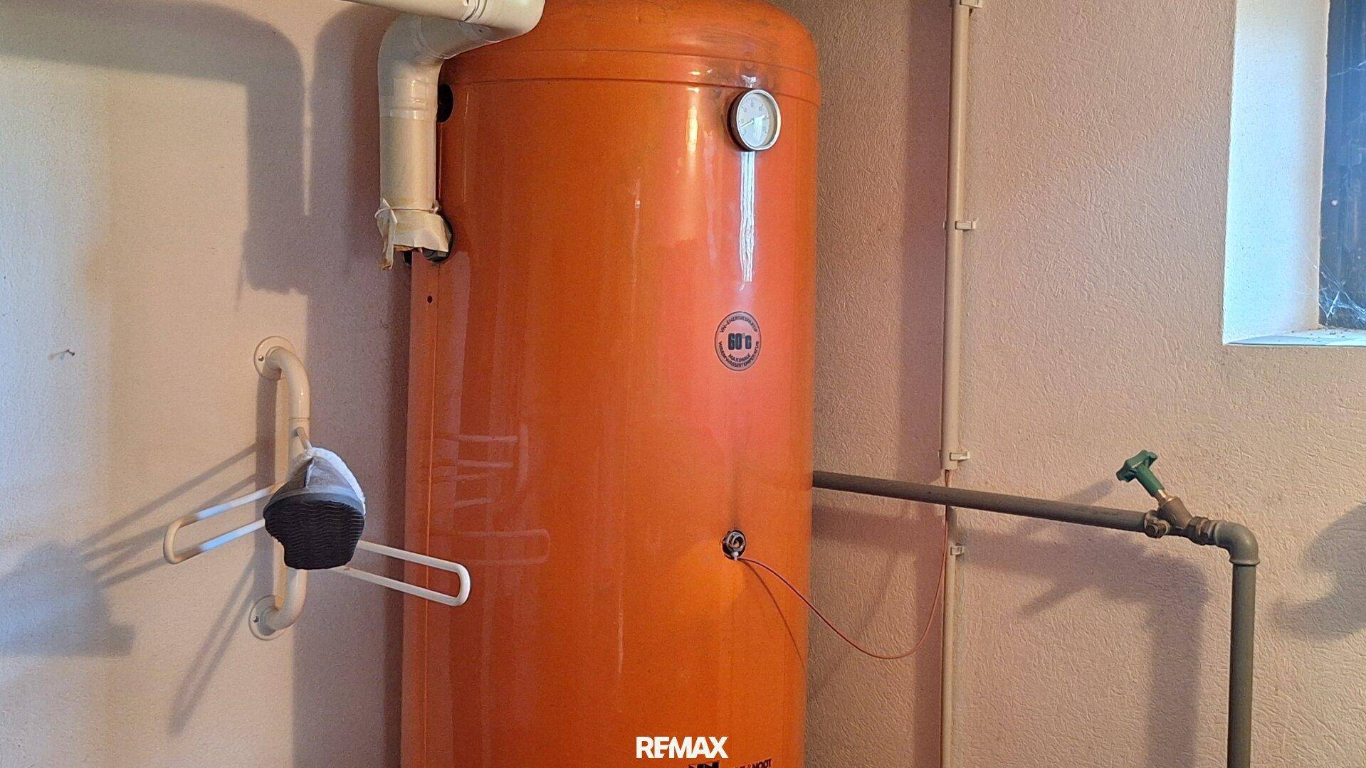 Großer Warmwasserspeicher in einem Hauswirtschaftsraum, Teil der technischen Ausstattung.