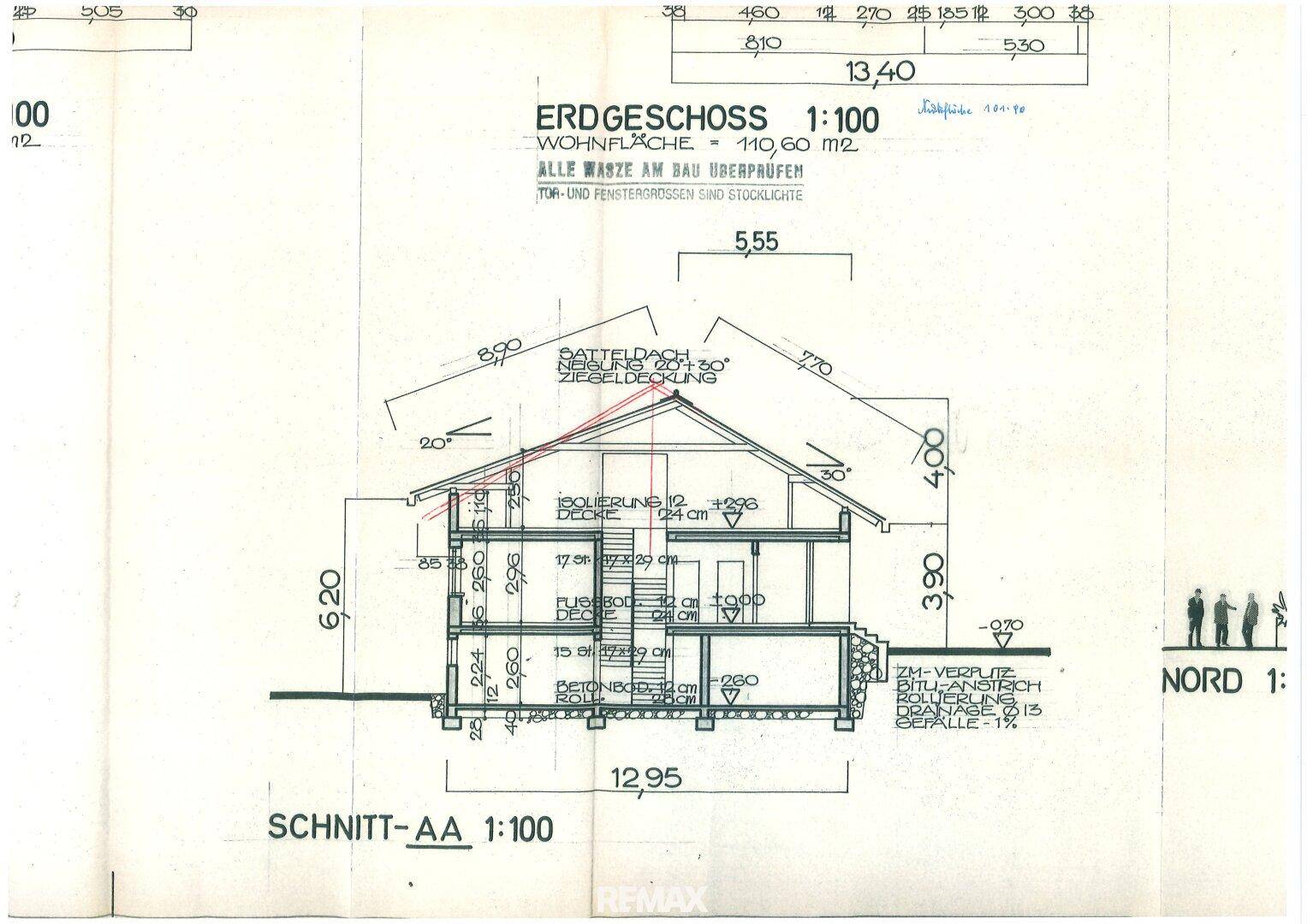 Schnittzeichnung des Hauses mit detaillierten Maßen und Geschossebenen im Maßstab 1:100.
