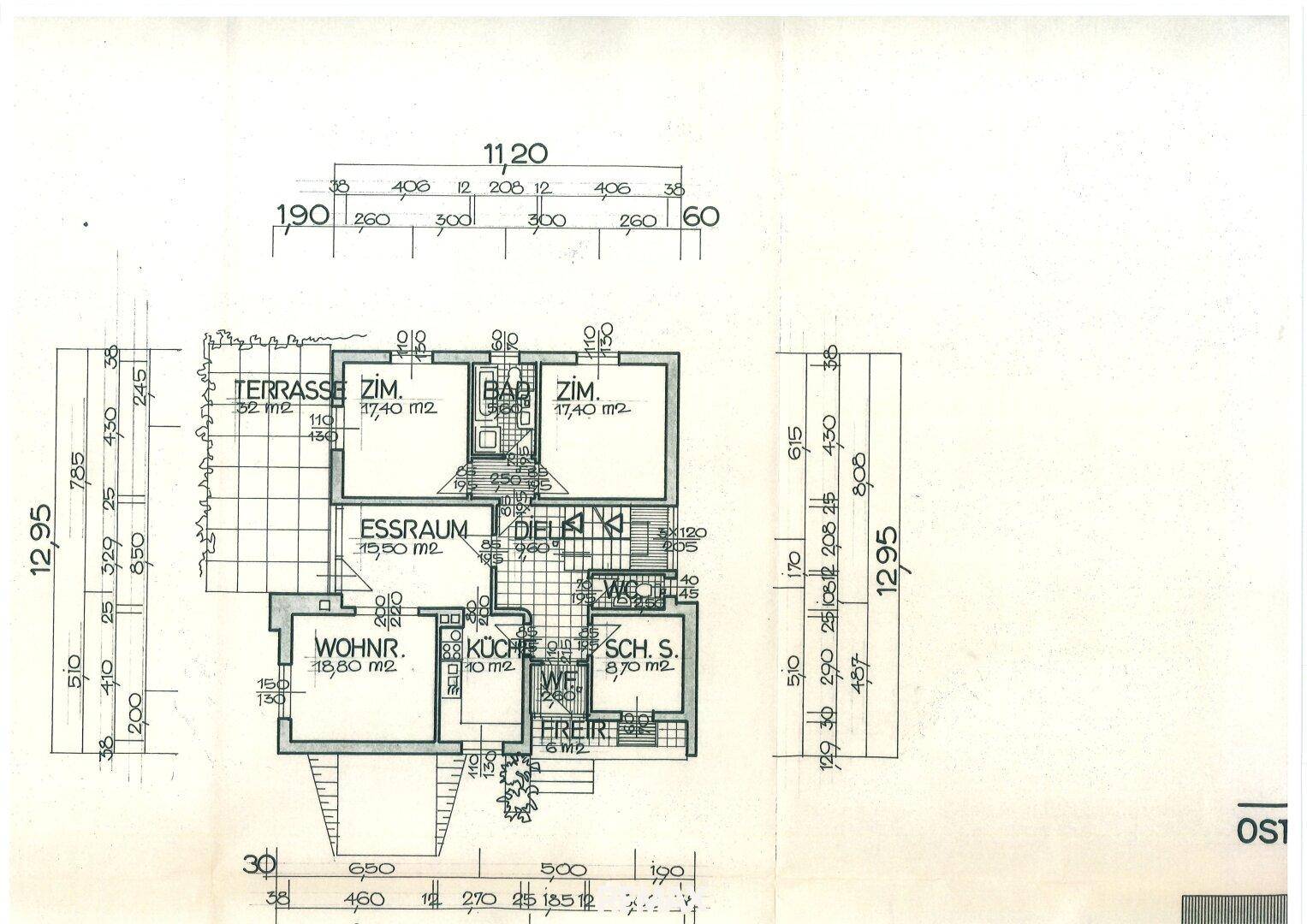 Detaillierter Grundriss des Erdgeschosses mit Raumbezeichnungen und Abmessungen.