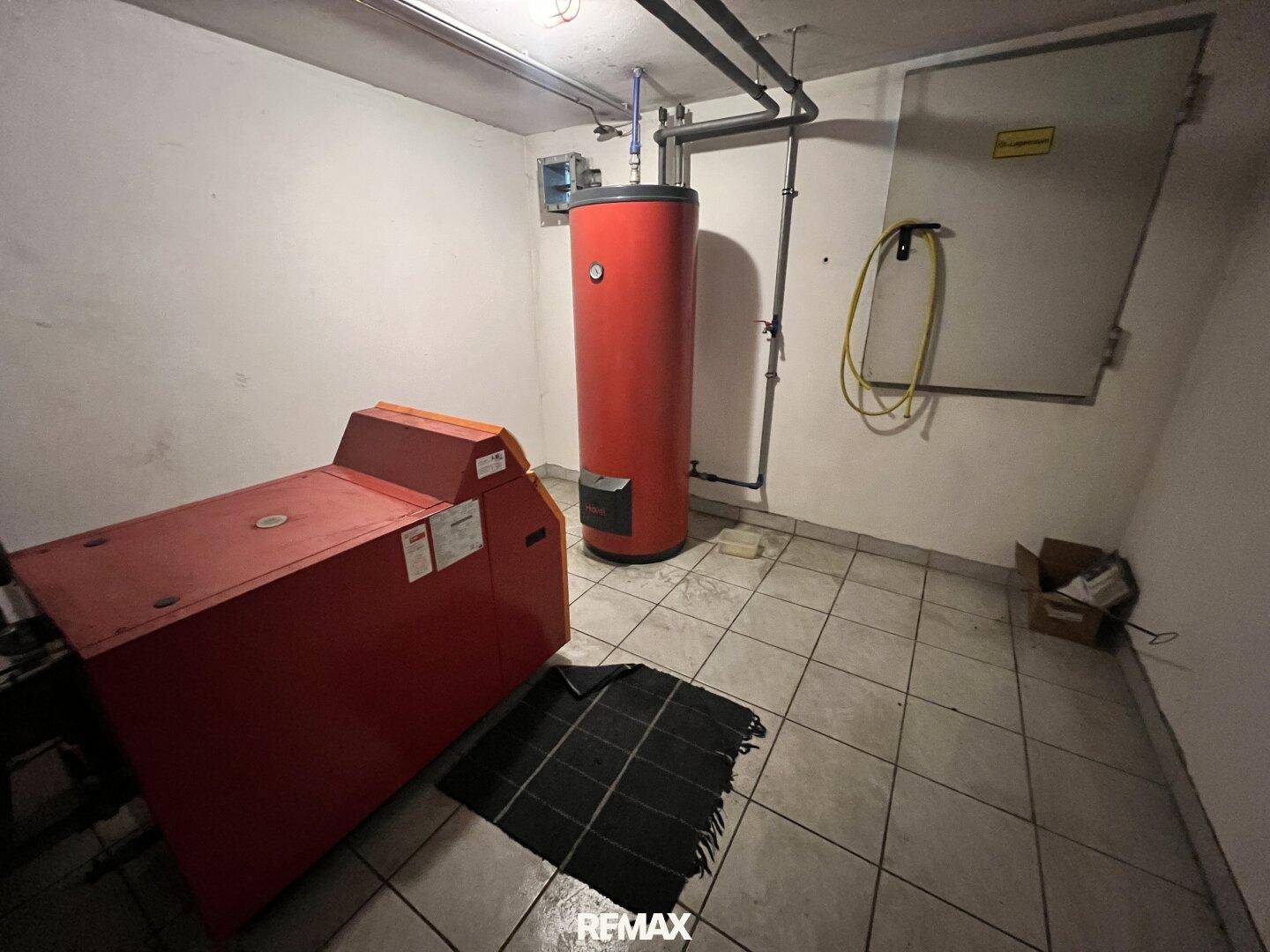 Heizungsraum im Keller mit Boiler und Heizungsanlage, funktional und gut zugänglich.
