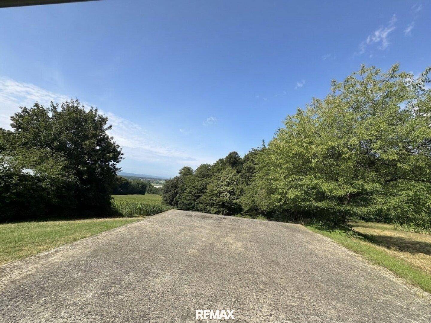 Große gepflasterte Fläche, umgeben von Bäumen und Feldern, mit weitem Blick in die Landschaft.