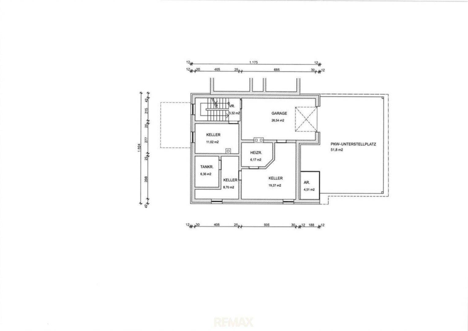 Grundriss des Kellergeschosses mit Garage, mehreren Kellerräumen und PKW-Unterstellplatz.
