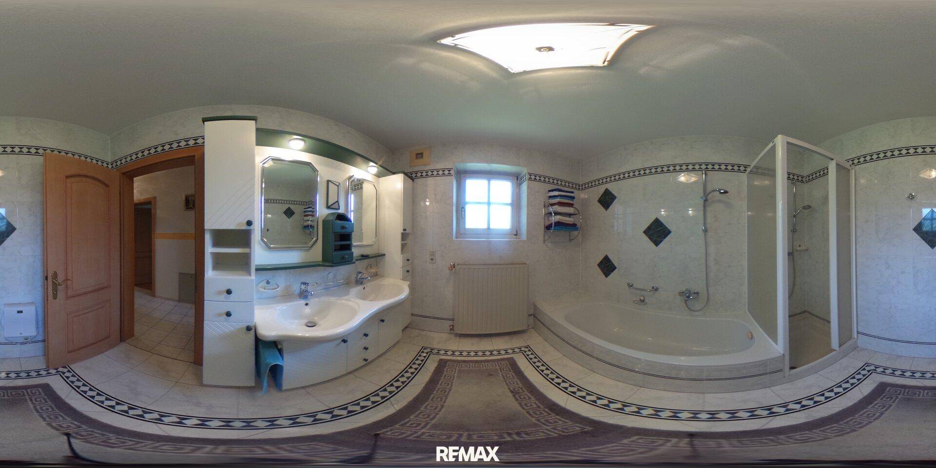 Geräumiges Badezimmer mit Doppelwaschbecken, Badewanne, begehbarer Dusche und Fenster.