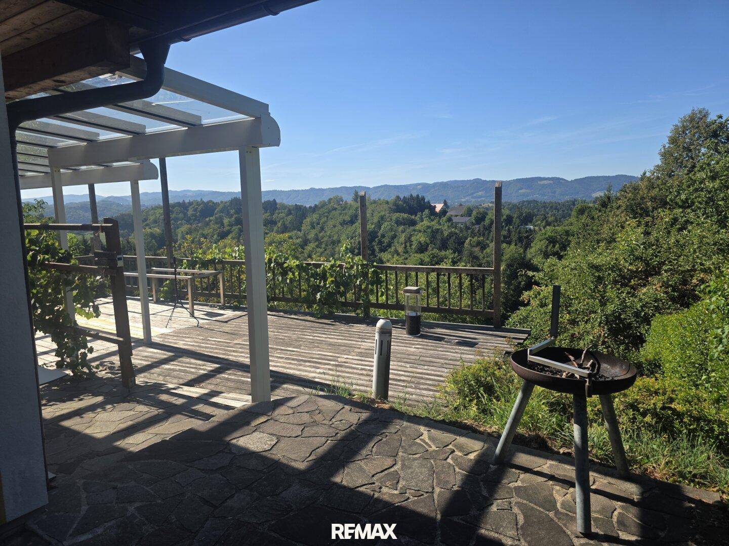 Sonnenterrasse mit Grillplatz und Holzdeck, bietet einen herrlichen Panoramablick ins Grüne.