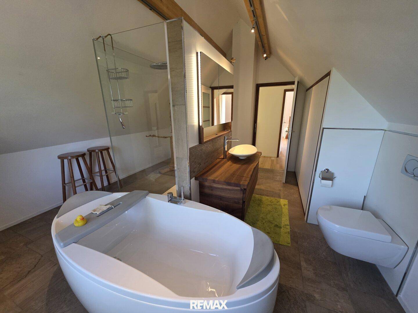 Großes, modernes Dachgeschossbad mit freistehender Badewanne, begehbarer Dusche und Dachschrägen.