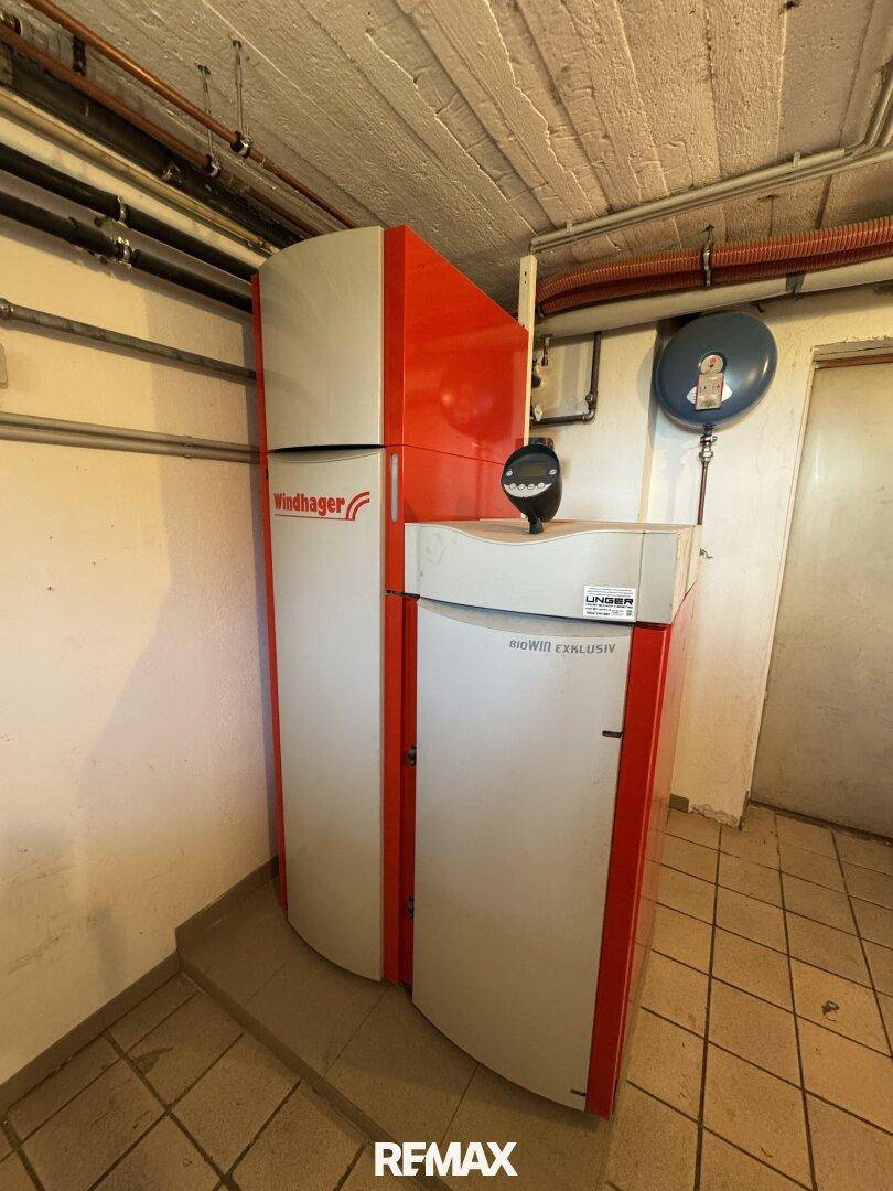 Heizraum im Keller mit einem modernen Windhager BioWIN Exklusiv Heizsystem und Fliesenboden.