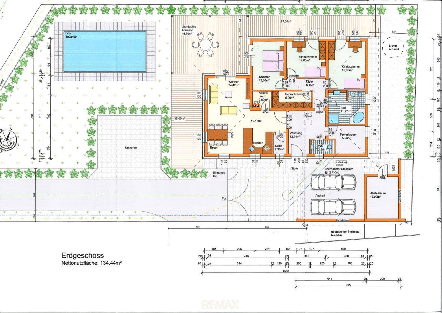Grundriss des Erdgeschosses mit Wohnbereichen, Schlafzimmern, Bädern und Außenanlagen inklusive Pool.
