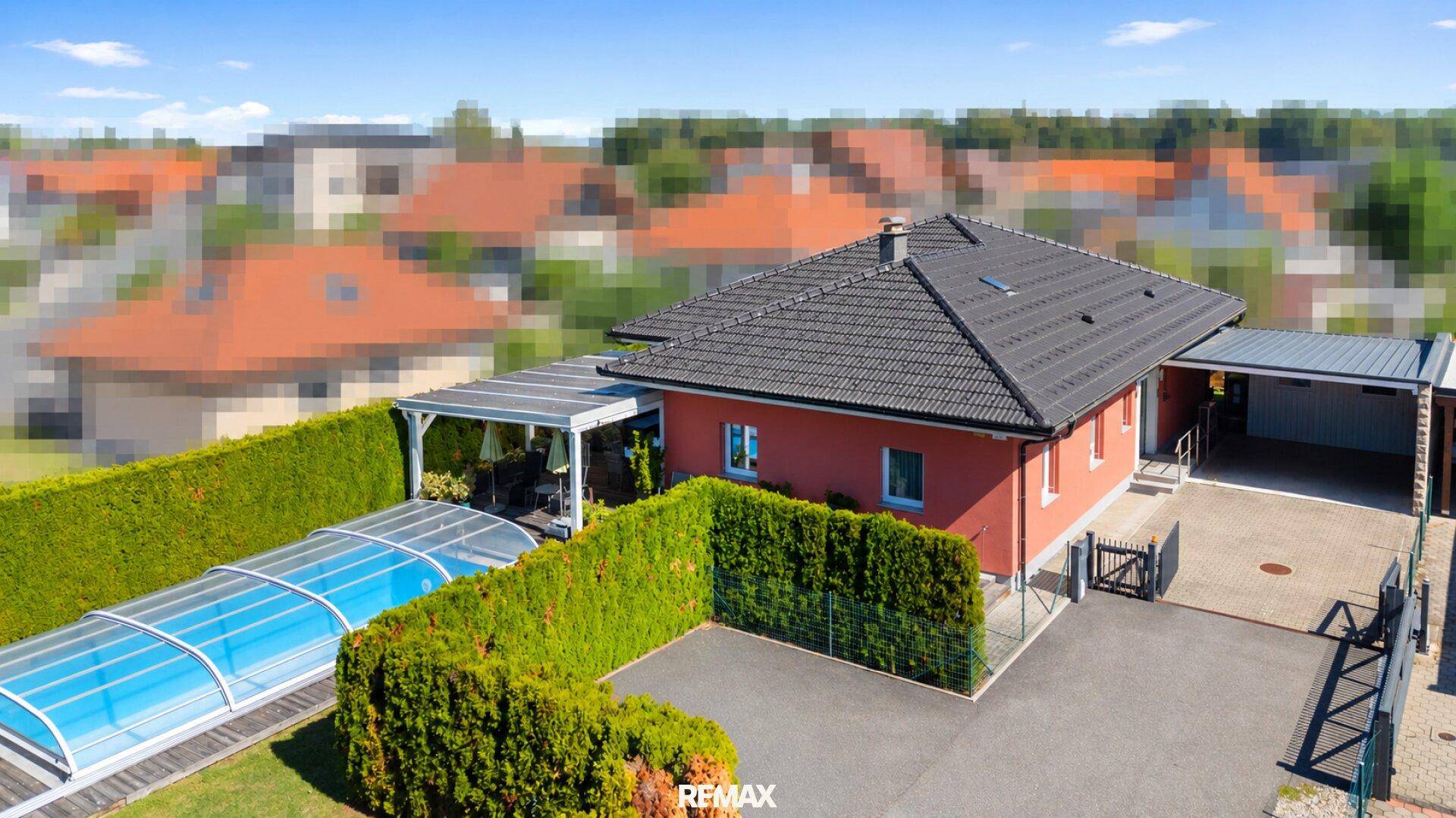 Vogelperspektive des Einfamilienhauses mit Pool, Garten und gepflegter Außenanlage.
