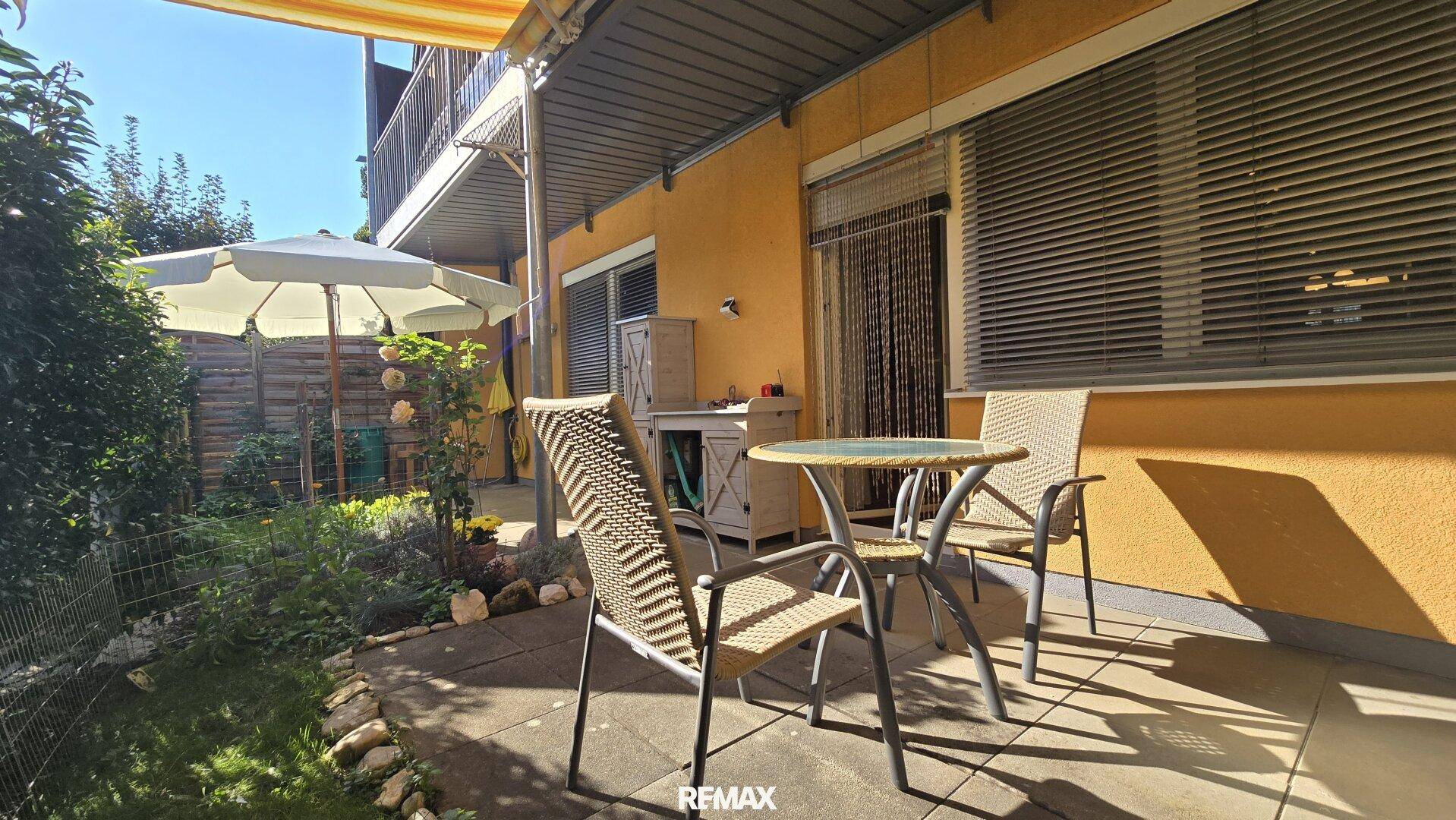 Geräumige Terrasse mit Gartenmöbeln und Markise, bietet einen angenehmen Außenbereich am Haus.