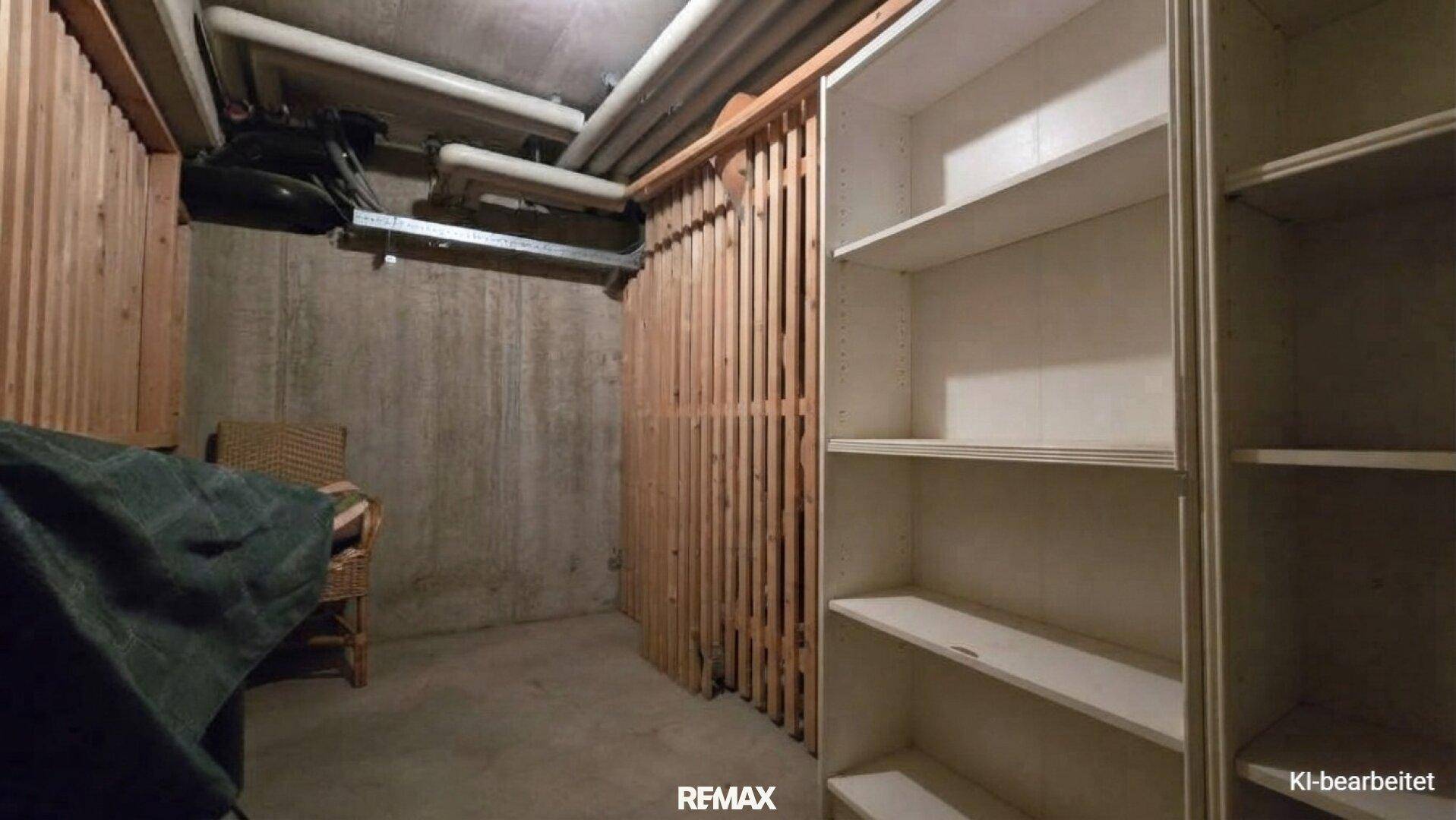 Praktischer Kellerraum mit Betonwänden, Holzverkleidung und Regalen für zusätzlichen Stauraum.
