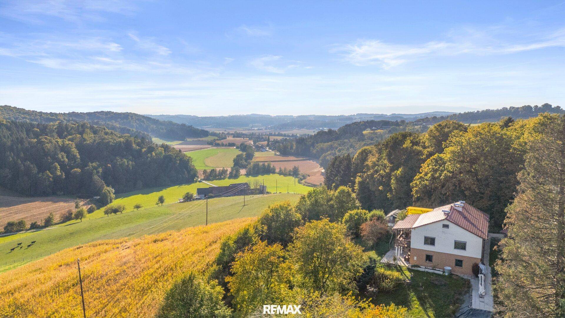 Luftaufnahme des Hauses mit Blick auf ein malerisches Tal und bewaldete Hügel in der Ferne.