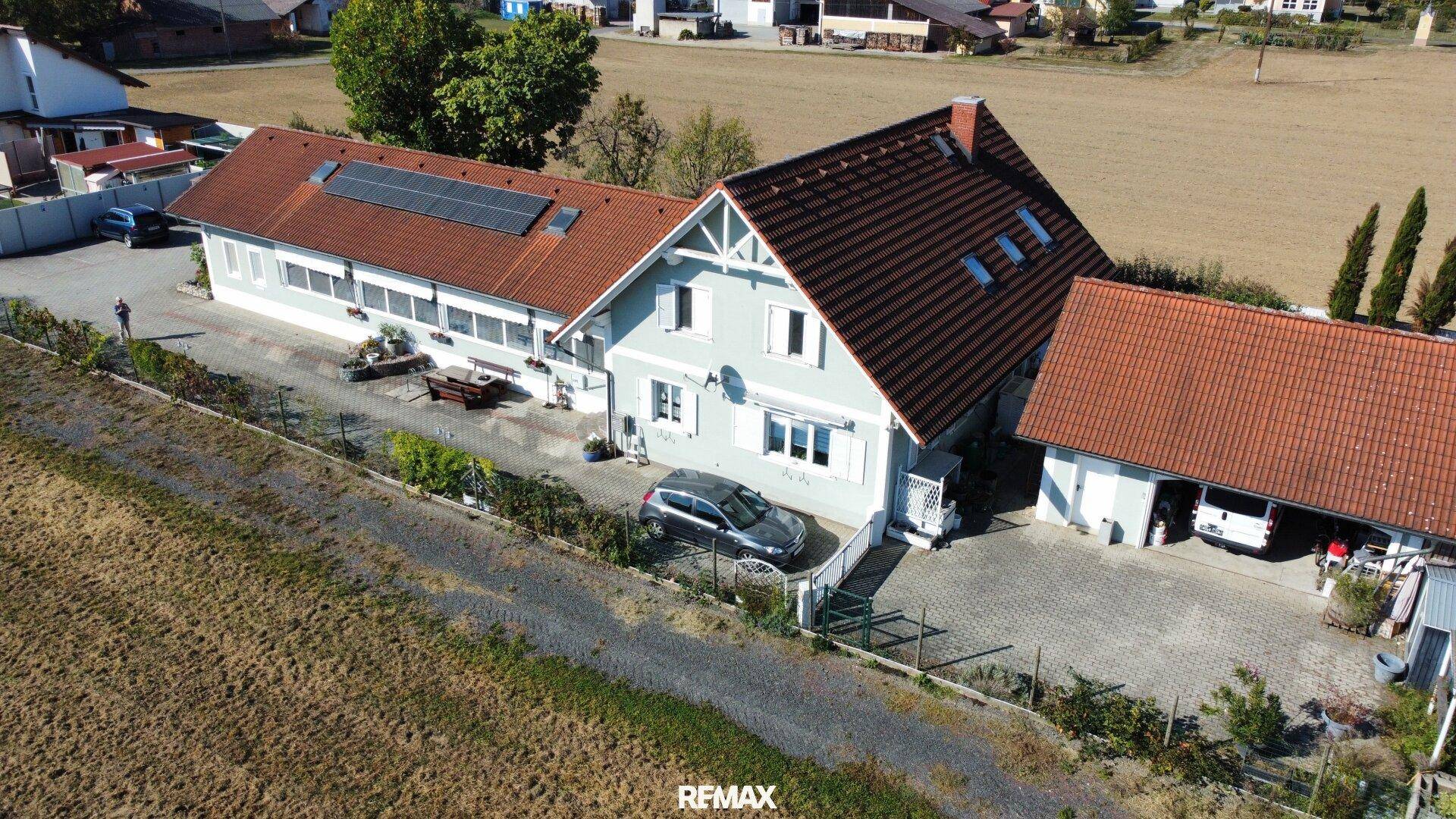 Drohnenaufnahme des Anwesens mit Photovoltaikanlage und gepflasterter Zufahrt.