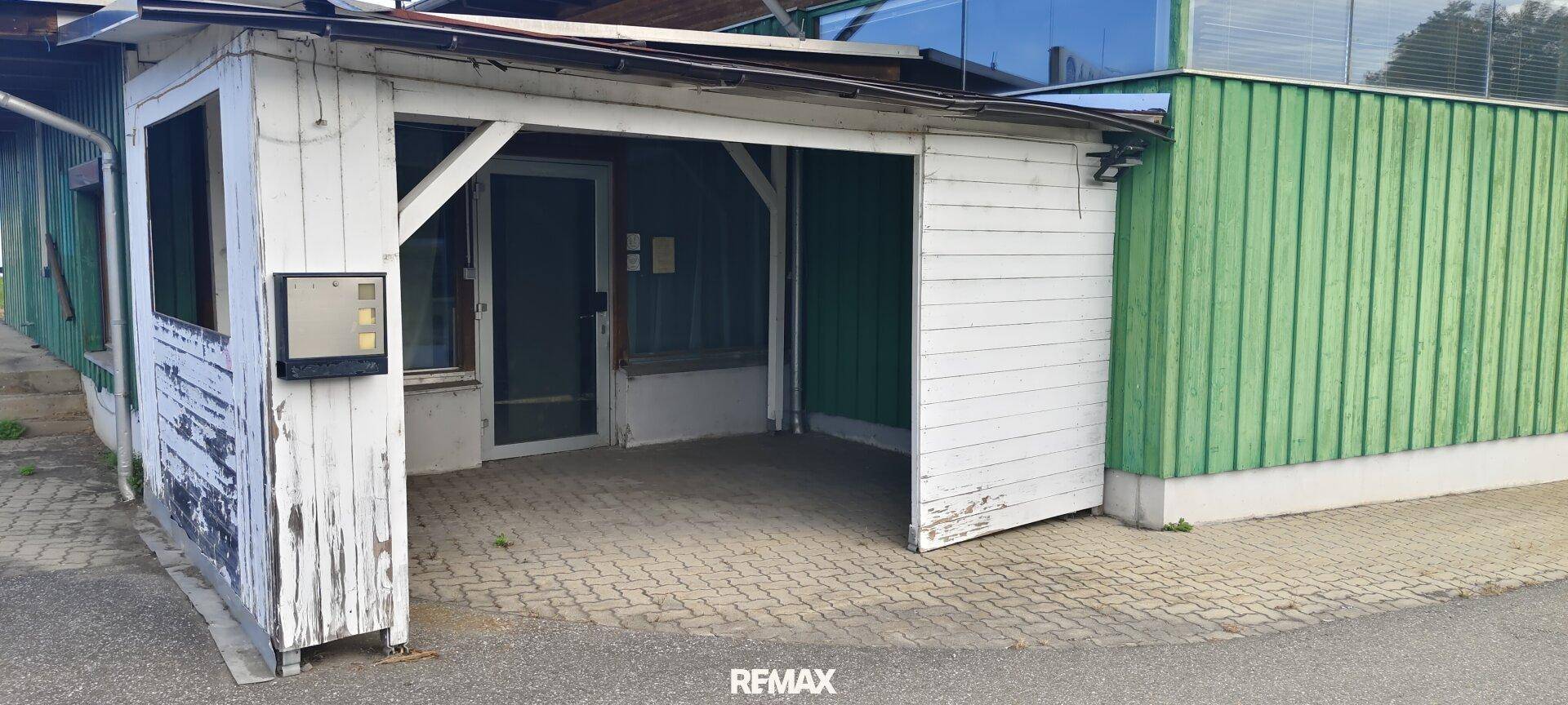 Kleines, verwittertes Gebäude mit Holzwänden und einem überdachten Eingangsbereich.