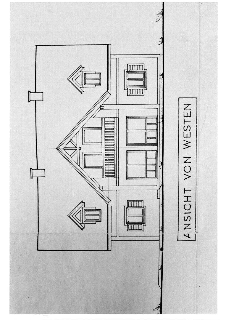 Architektonische Ansicht des Hauses von Westen, zeigt die Fassadengestaltung und Fensteranordnung.