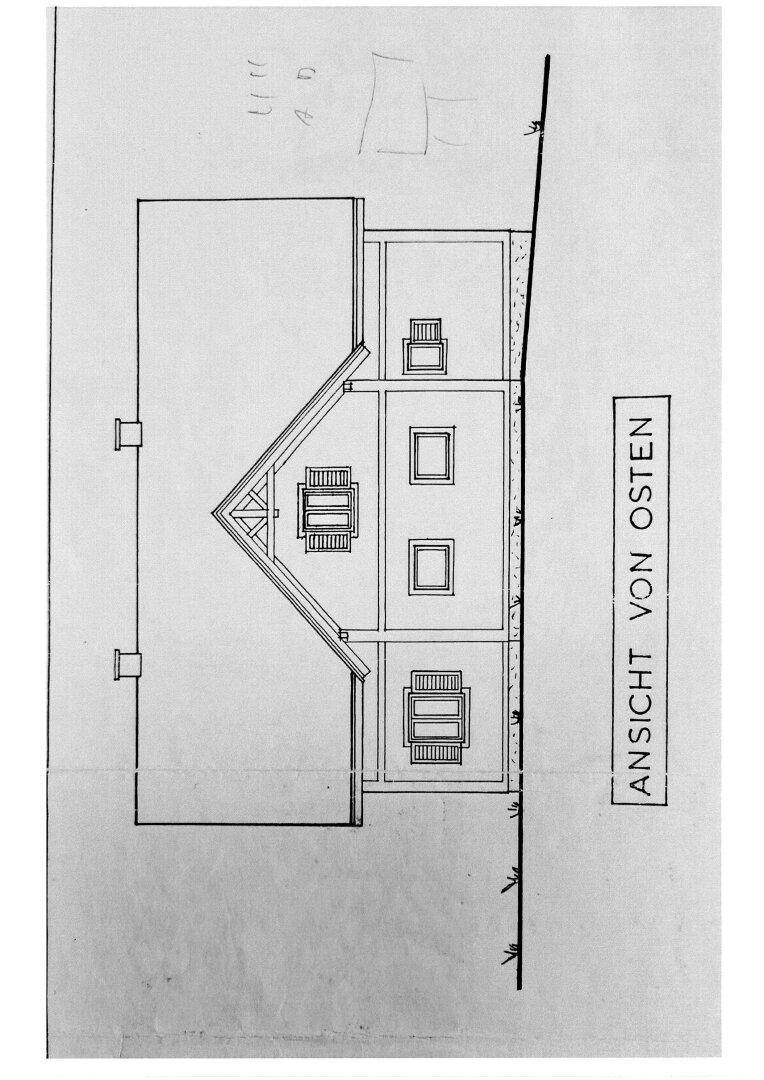 Architektonische Ansicht des Hauses von Osten, zeigt die Fassadengestaltung und Fensteranordnung.