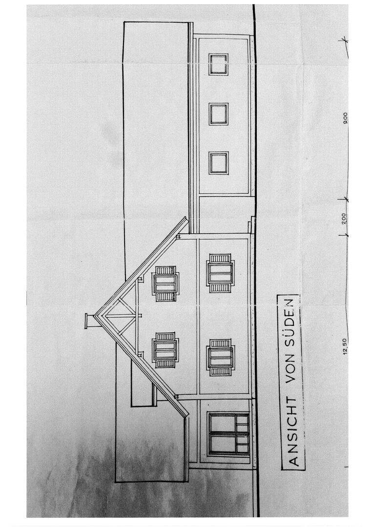 Architektonische Ansicht des Hauses von Süden, zeigt die Fassadengestaltung und Fensteranordnung.