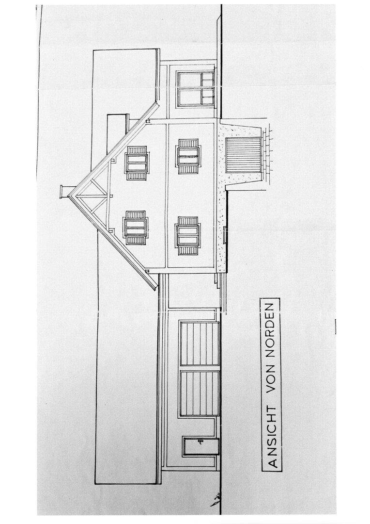 Architektonische Ansicht des Hauses von Norden, zeigt die Fassadengestaltung und Fensteranordnung.