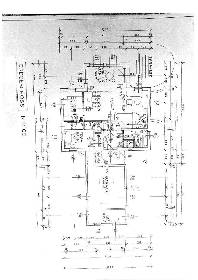 Grundriss des Erdgeschosses mit offenem Wohnbereich, Küche, Zimmer und Zugang zur Terrasse und Garten.