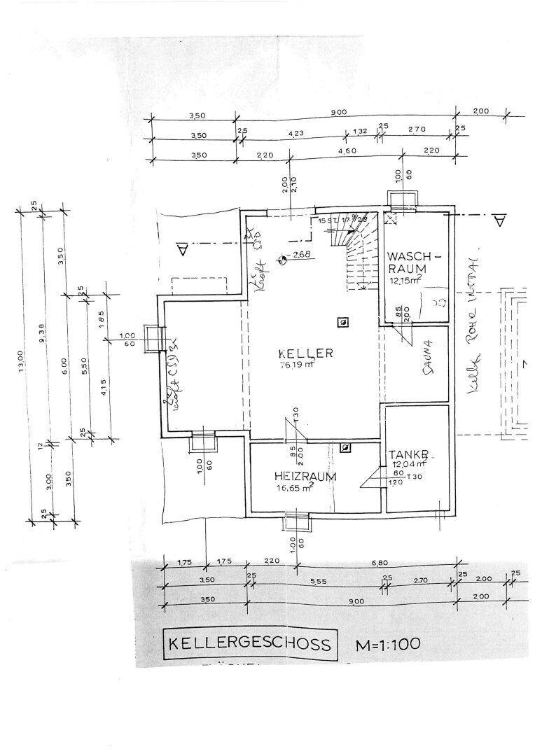 Grundriss des Kellergeschosses mit großem Kellerraum, Heizraum, Tankraum und integrierter Sauna.