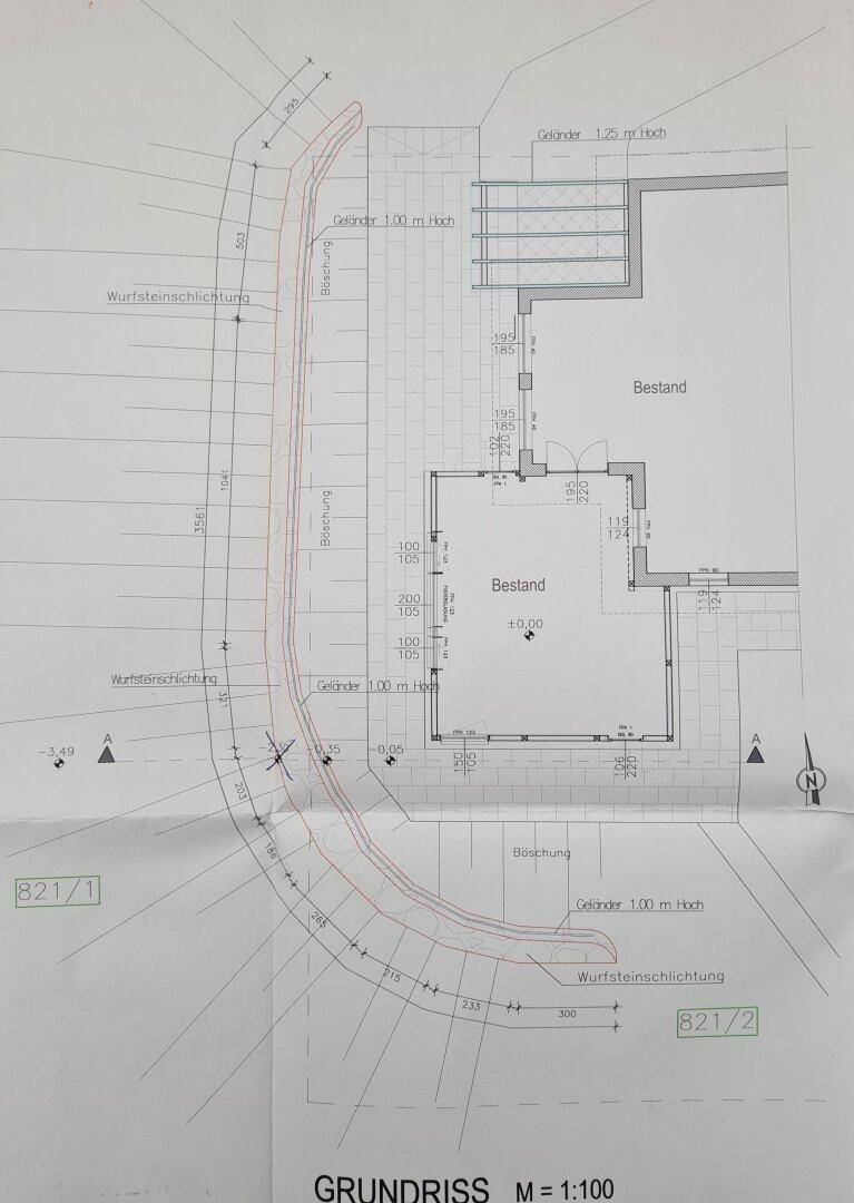 Lageplan des Grundstücks mit Gebäude, Zufahrt, Geländehöhen und angrenzenden Grünflächen.