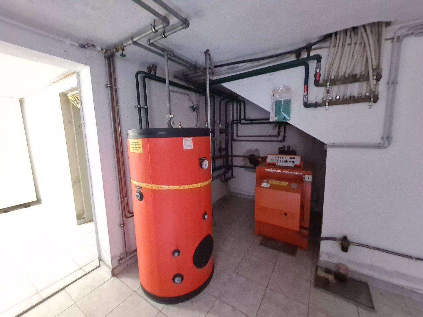 Heizungsraum im Keller mit Warmwasserspeicher und Viessmann Heizungsanlage.