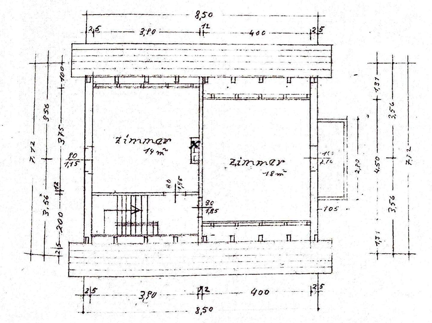 Grundriss des Obergeschosses mit zwei Zimmern und Treppenaufgang.