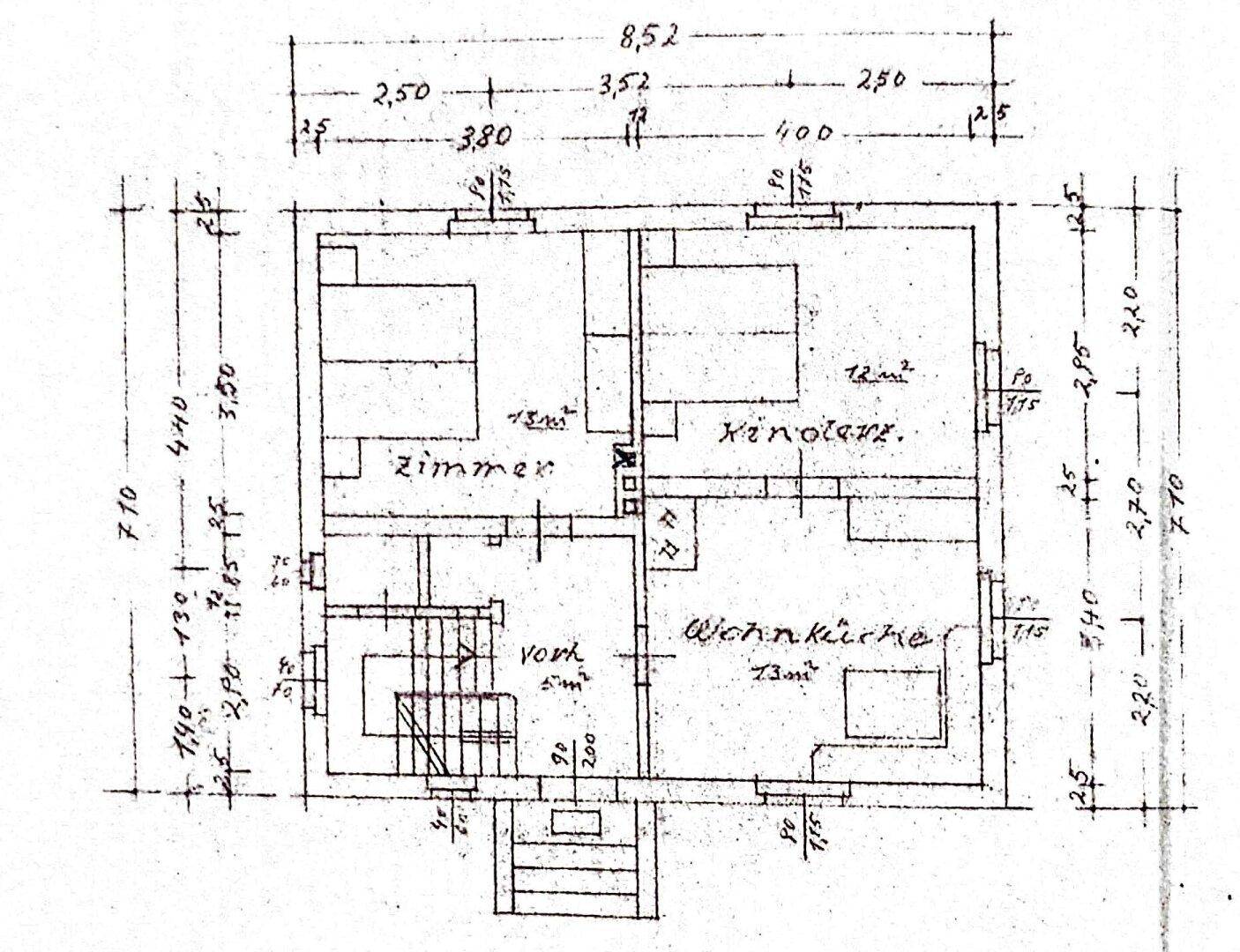 Grundriss des Erdgeschosses mit Wohnküche, Zimmern und Treppenhaus.