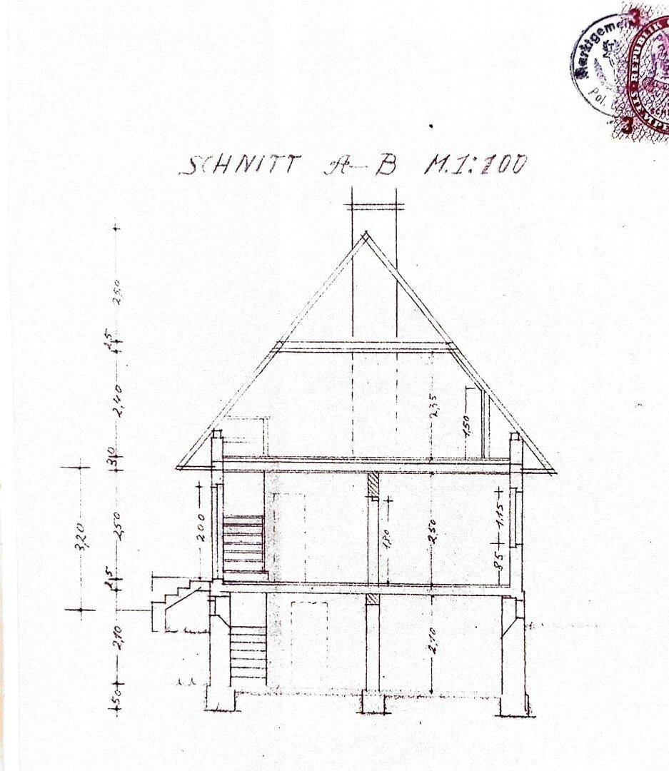 Architektonischer Schnitt des Gebäudes mit Dachschräge und mehreren Etagen.