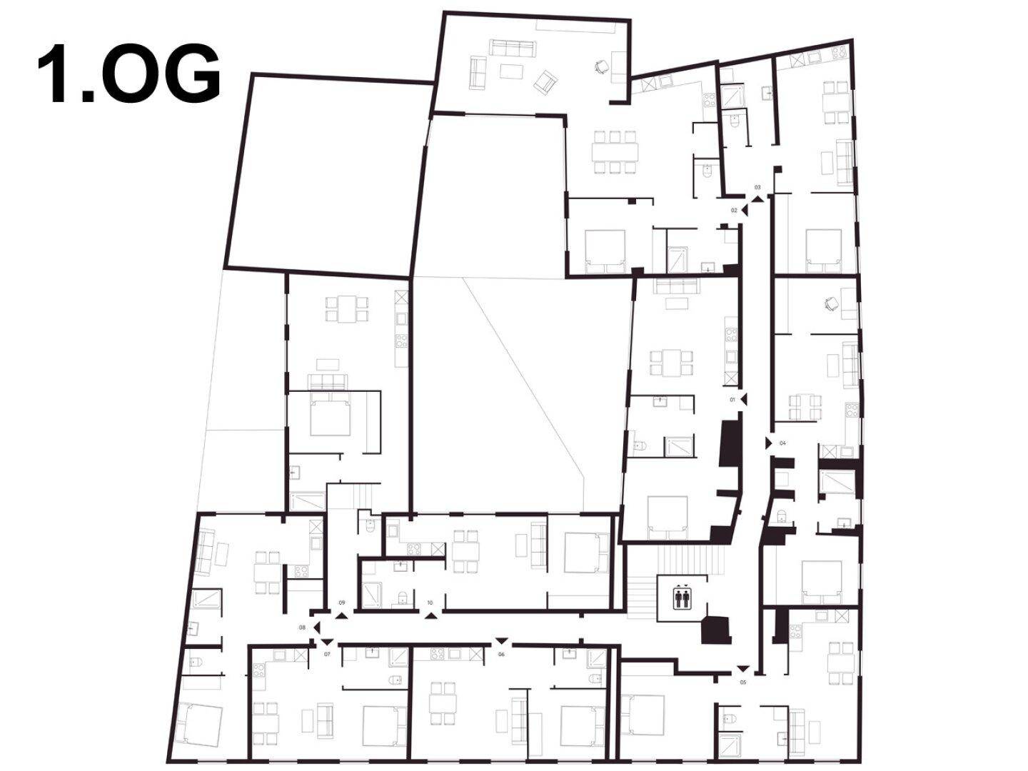 Grundriss des ersten Obergeschosses mit verschiedenen Wohnungslayouts und Gemeinschaftsbereichen.