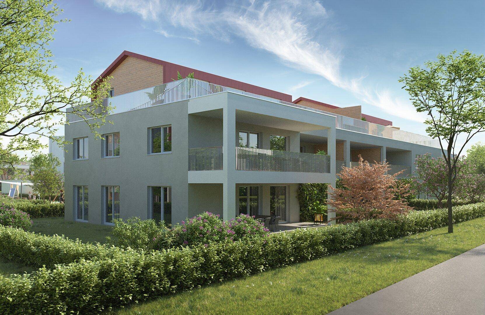 Modernes Mehrfamilienhaus mit Balkonen und gepflegter Grünanlage in ruhiger Umgebung.
