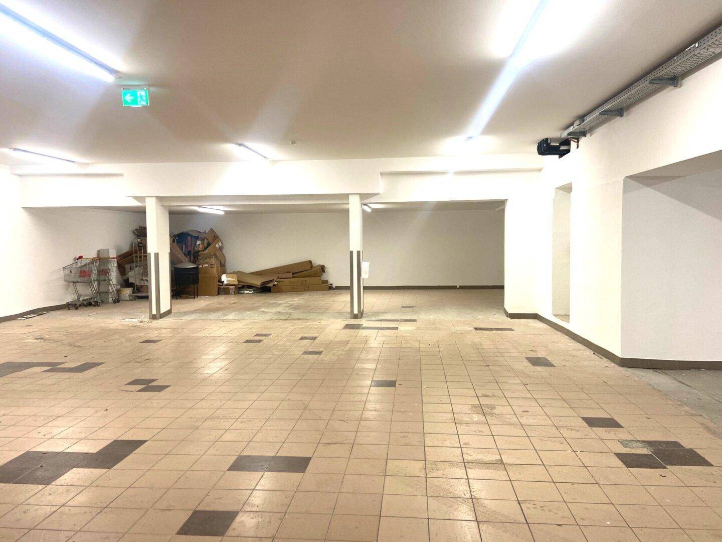 Geräumiger Kellerraum mit Fliesenboden und Säulen, ideal als Lagerfläche nutzbar.