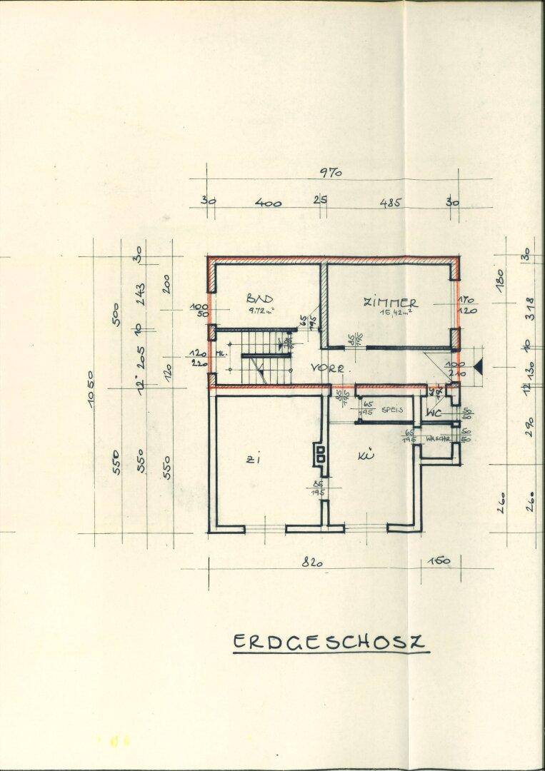Handgezeichneter Grundriss des Erdgeschosses mit Zimmern, Bad und WC.