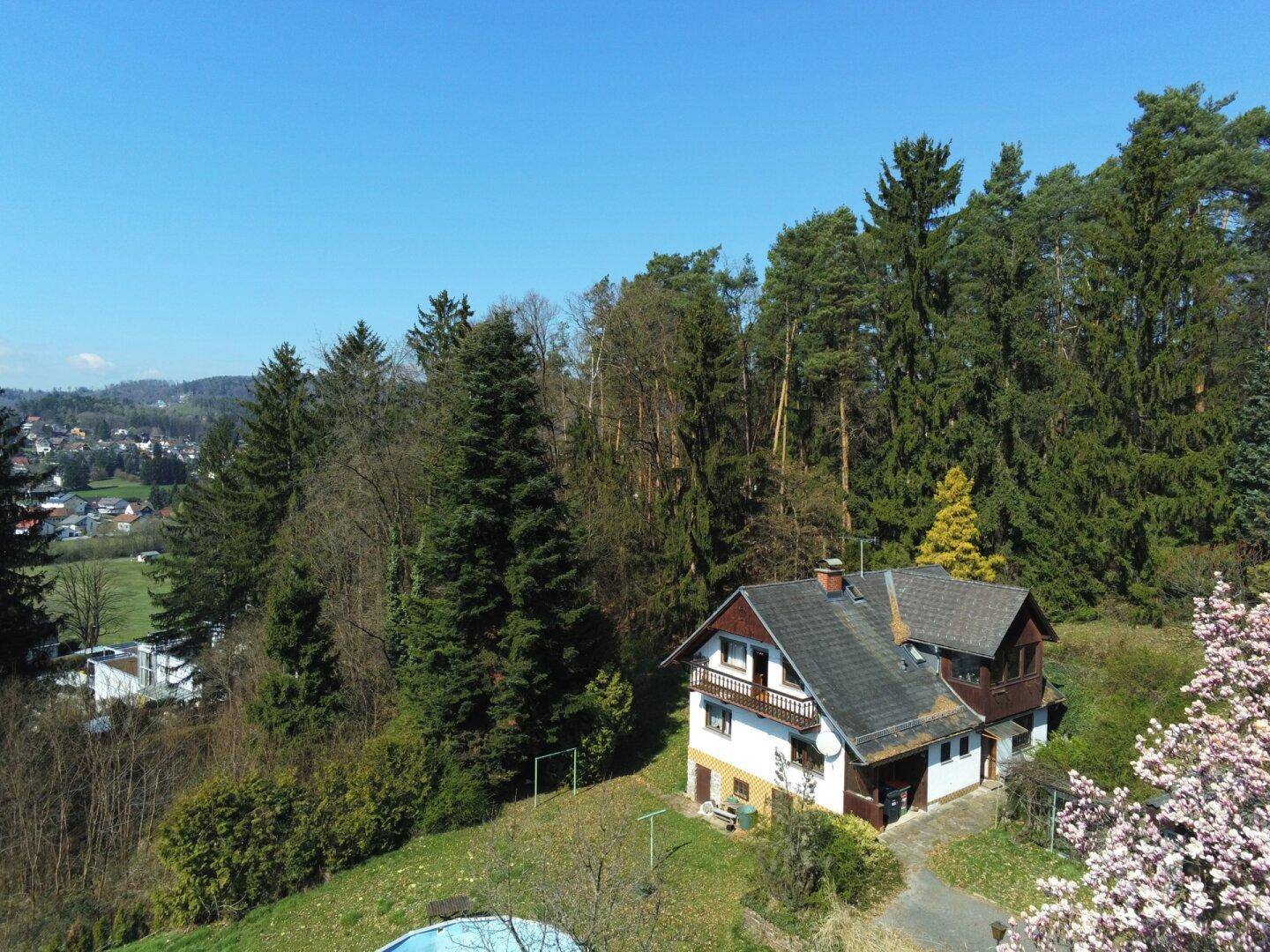 Haus in ländlicher Umgebung mit weitem Blick über die Landschaft und einen Teil der Stadt.