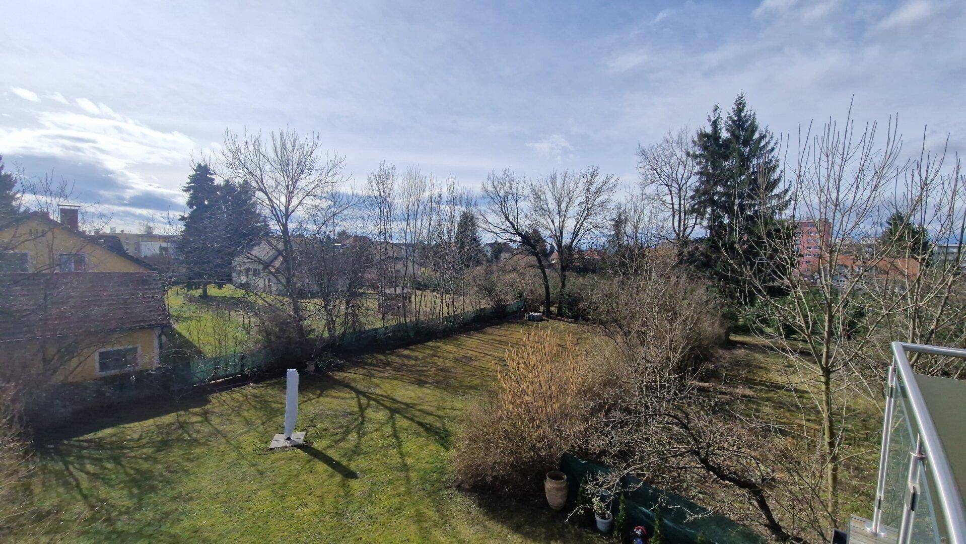 Panoramablick vom Balkon auf den Garten und die weitere Umgebung.
