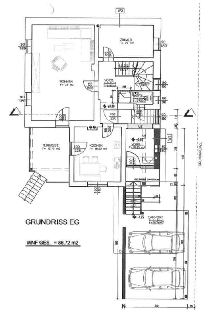 Grundriss des Erdgeschosses mit Wohnzimmer, Küche, Terrasse und Carport.