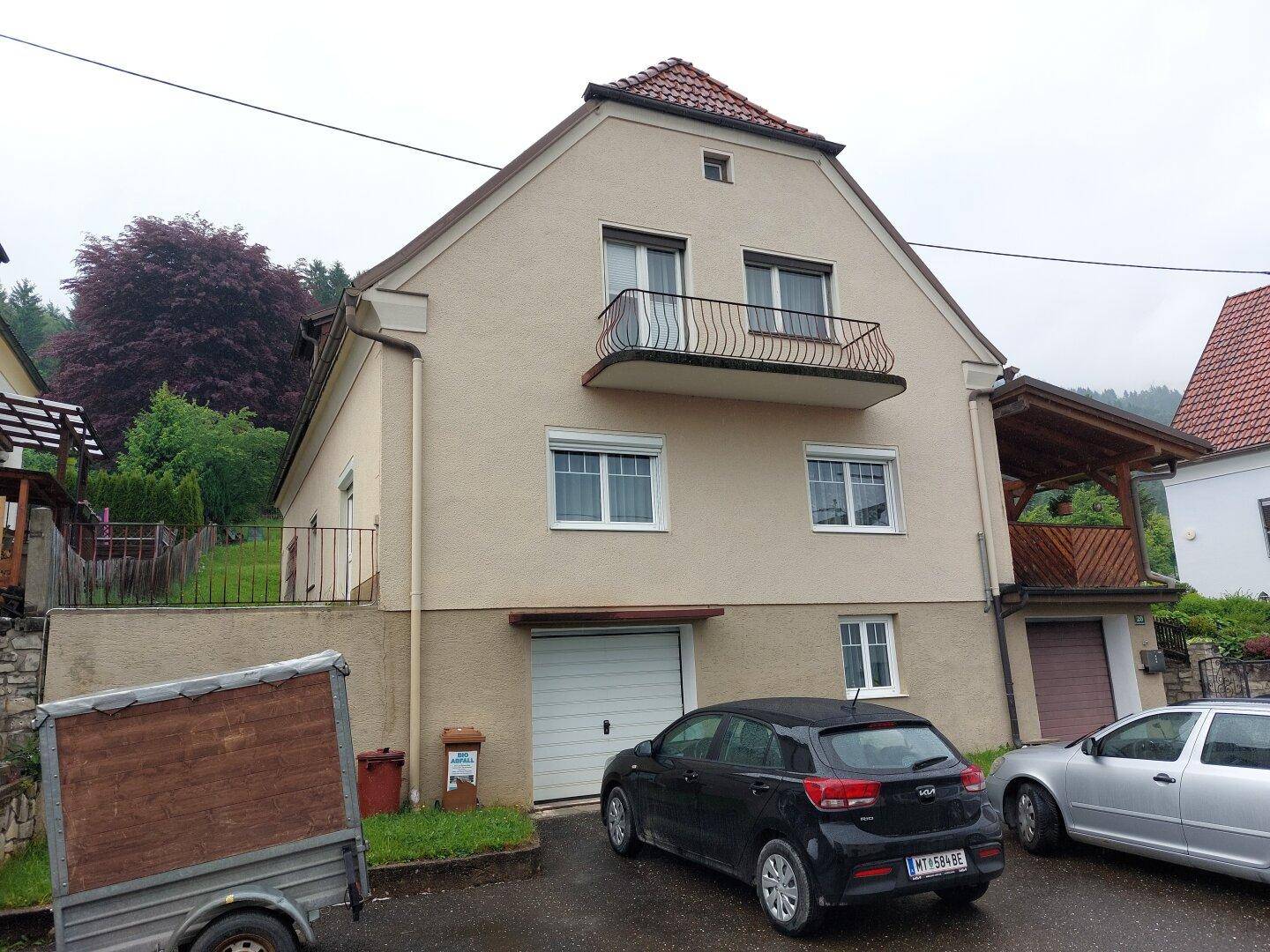 Vorderansicht des Hauses mit Garage und kleinem französischen Balkon im Obergeschoss.