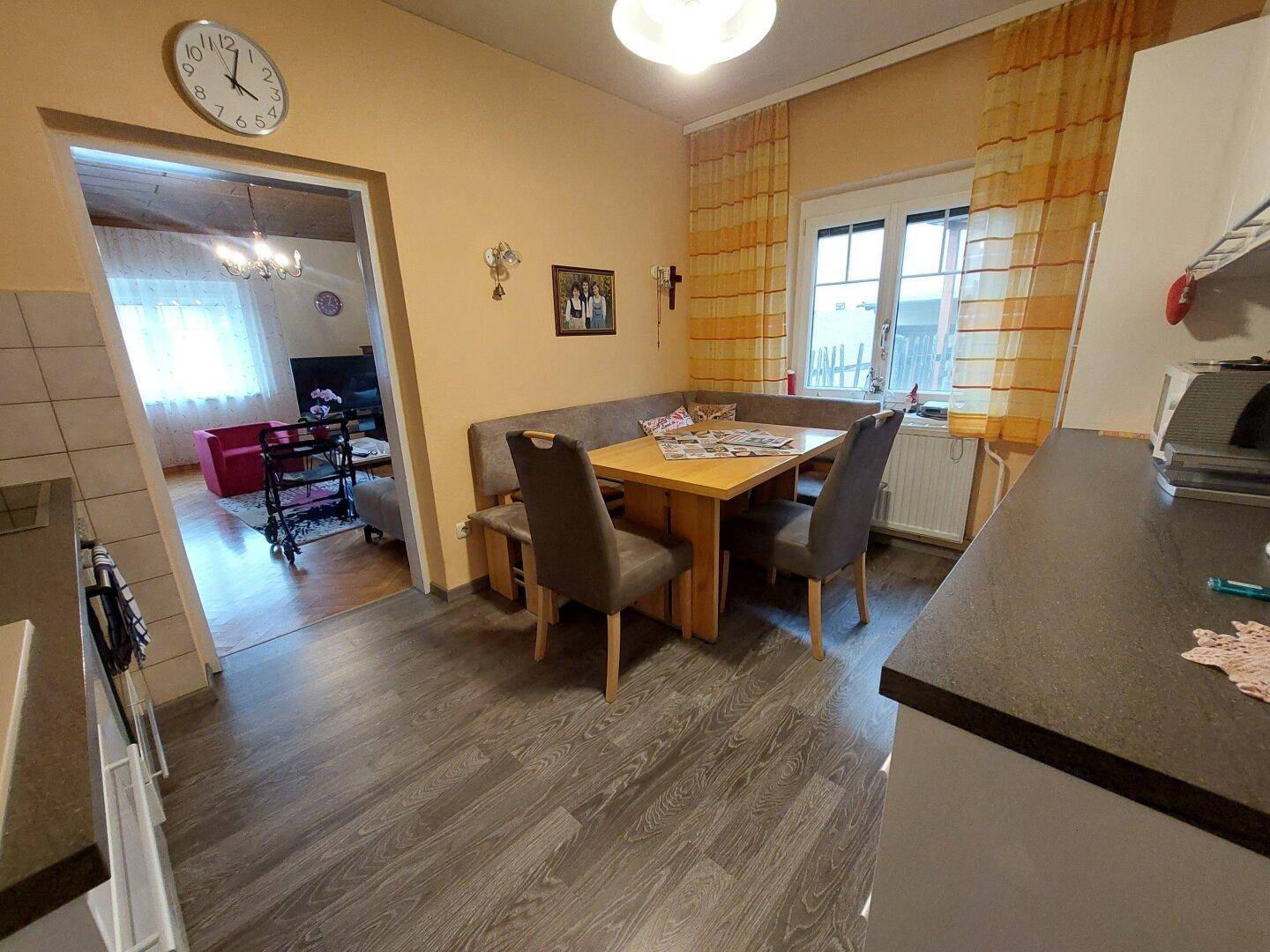 Essbereich in der Küche mit Eckbank und Blick in das angrenzende Wohnzimmer.