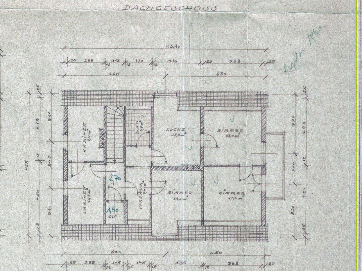 Detaillierter Grundriss des Dachgeschosses mit Zimmeraufteilung und Maßen, inklusive Schlafzimmer und Küche.