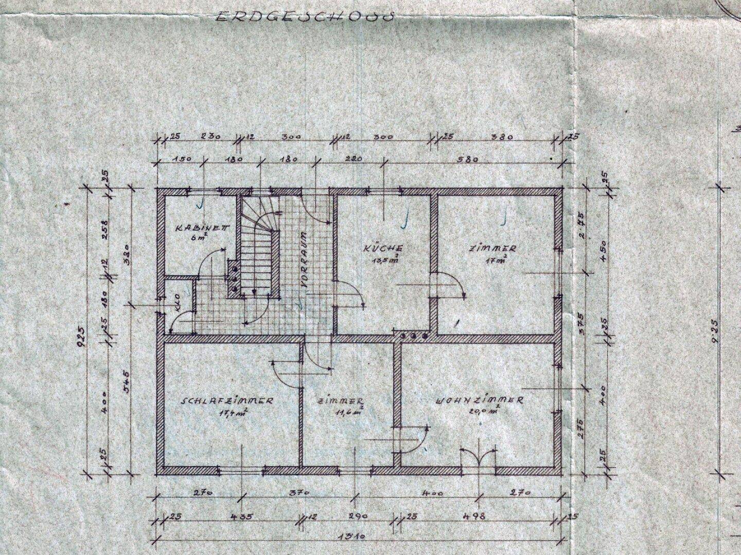 Detaillierter Grundriss des Erdgeschosses mit Zimmeraufteilung und Maßen, inklusive Wohn- und Schlafzimmer.