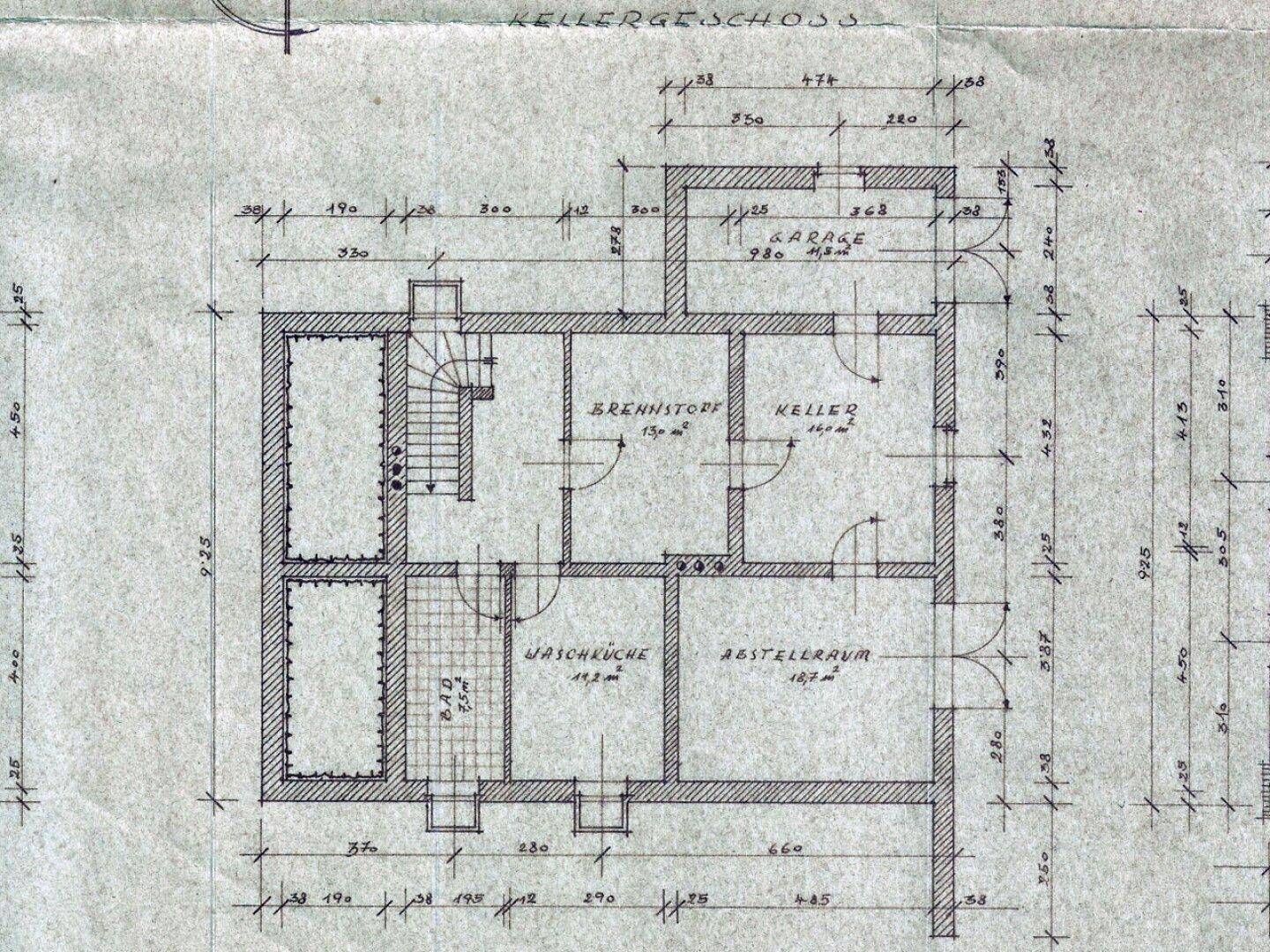 Detaillierter Grundriss des Kellergeschosses mit Garage, Waschküche und verschiedenen Abstellräumen.