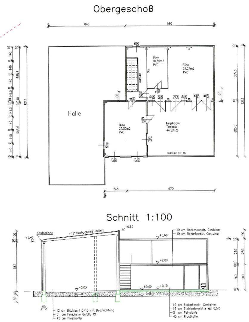 Grundriss des Obergeschosses mit Halle und Büros sowie ein Gebäudeschnitt im Maßstab 1:100.