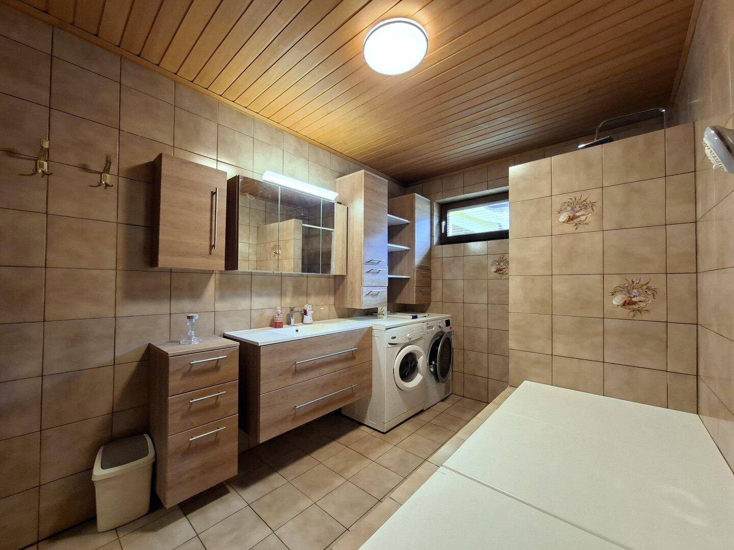 15713-Badezimmer EG