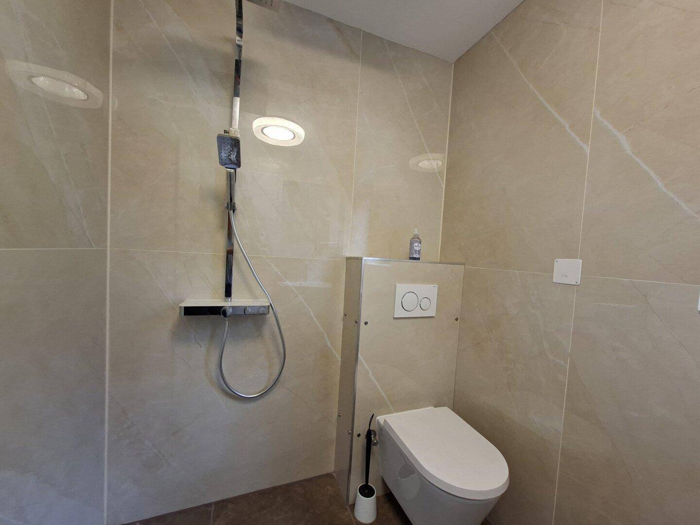 15713-WC/Dusche EG